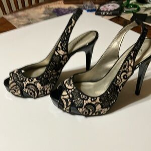 High heel open toe shoe from guess size 8 color, black and gold